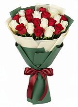 Букет Микс из красных и белых роз в Шемышейке