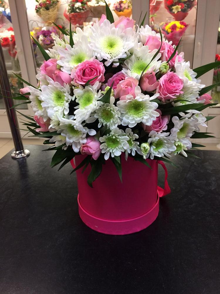 Цветочная композиция из Розы и Хризантемы в шляпной коробке в Шемышейке