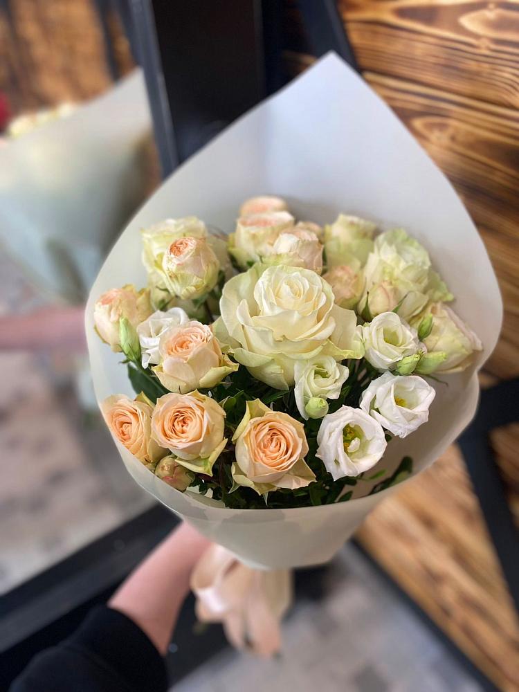 Букет цветов из: Розы и Лизиантусы в Шемышейке